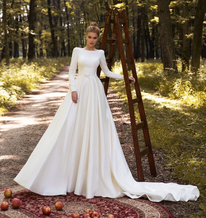 Klassisches Brautkleid in A- Linie mit Schleppe